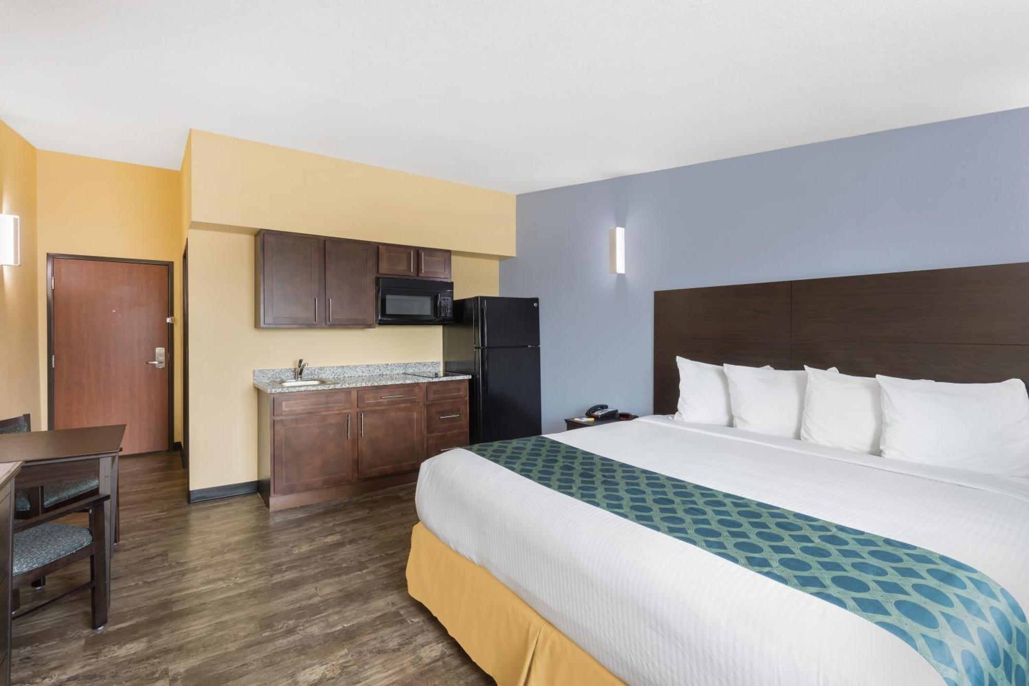 Habitación con cama extragrande y zona de cocina - No fumadores