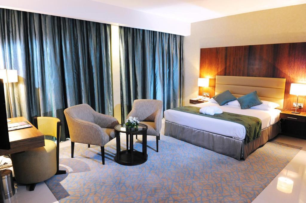 Habitación con cama extragrande.