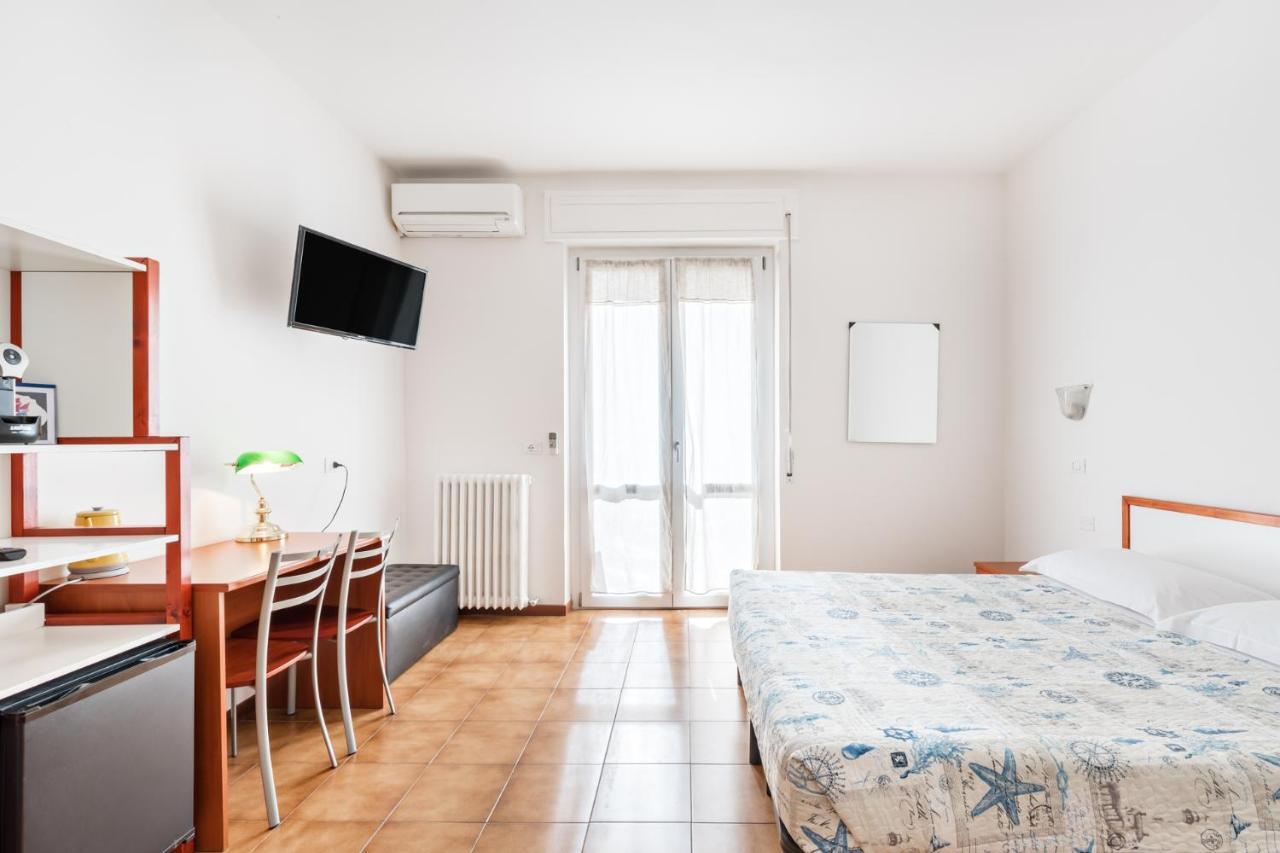 Triple Room with Private Bathroom and Balcony,943572757:JPEG