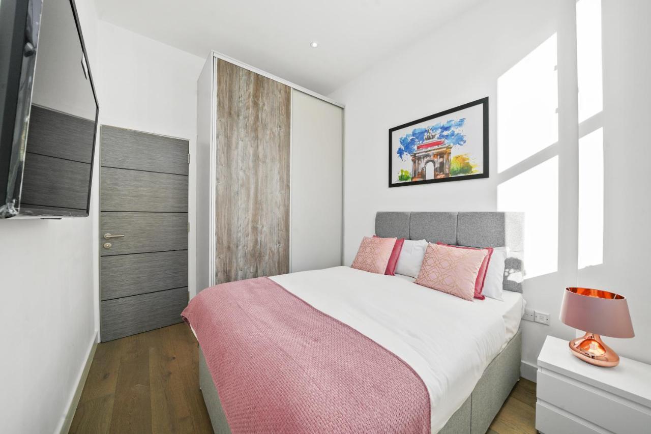Luxury One-Bedroom Apartment Double bed