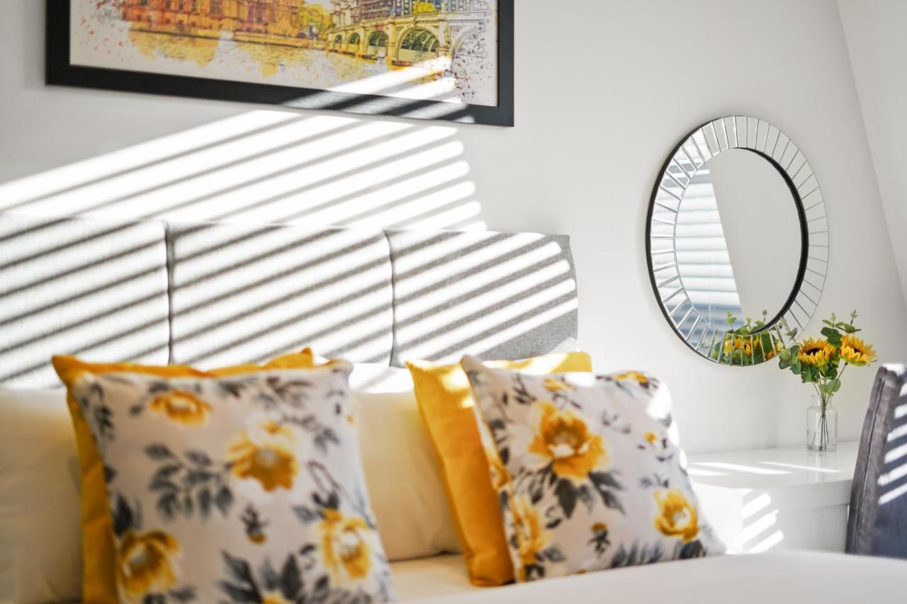 Luxury One-Bedroom Apartment Double bed