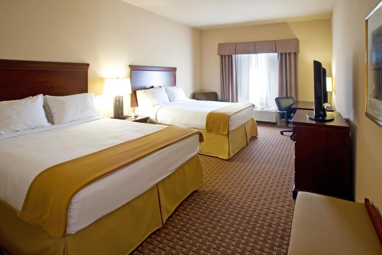 Standard Queen Room with Two Queen Beds,1742713229:JPEG