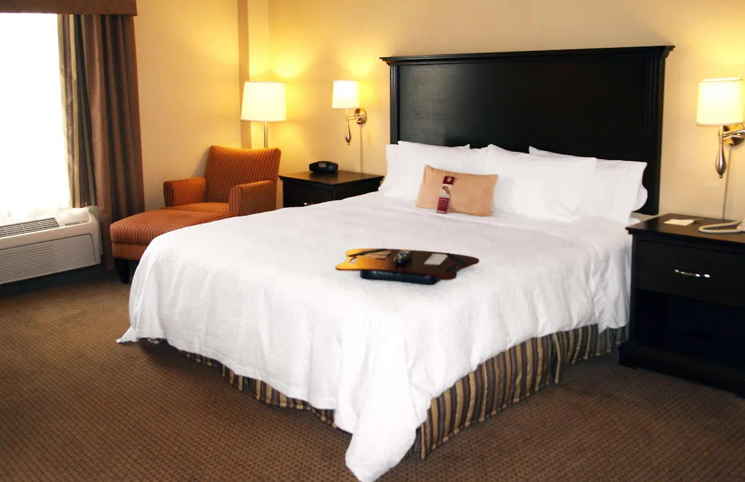 Hampton Inn&Suites Laval-1