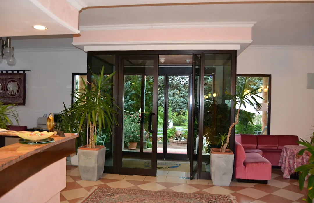 Hotel Boomerang - Check-In & Meals In Front At Hotel Sporting-1