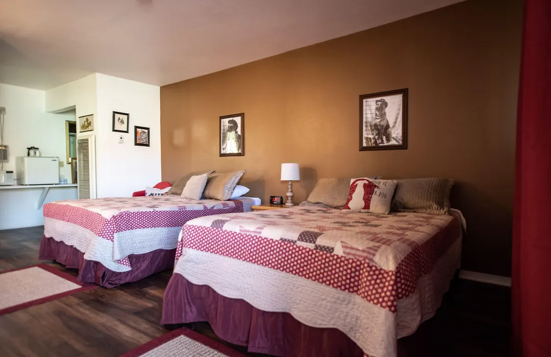 Raton Pass Motor Inn-1