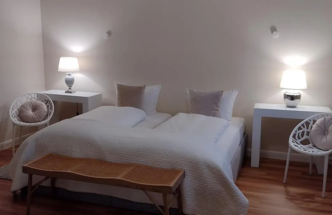 DAS KLEINE HOTEL IPHOFEN, klimatisierte Zimmer- 55 TV, TV mirroring, kleines Secret mit Garten&Terrassen, nahe aller VDP Weingüter, Hunde willkommen, fine dining, nahe KNAUF GIPS KG und KNAUF IT ConneKT-1