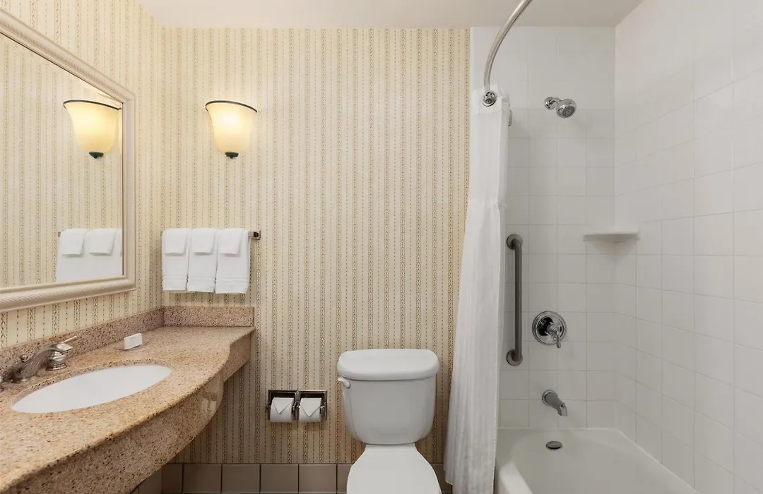 Hilton Garden Inn Milwaukee Northwest Conference Center-1