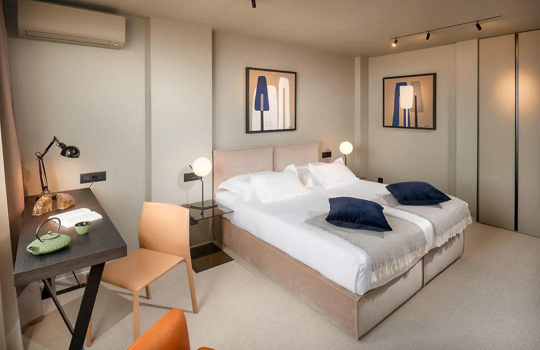 Royal Suites-Sky-1