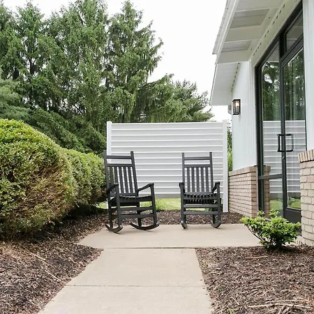 Farmhouse Suites By Amish Country Lodging-3