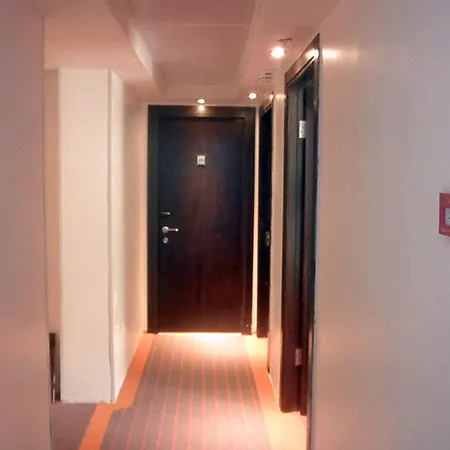 Commodore Hotel-2