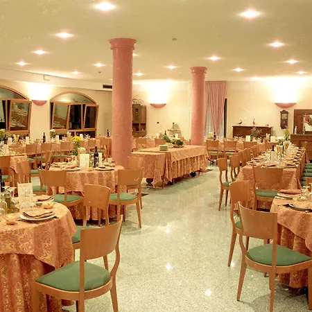 Hotel Boomerang - Check-In & Meals In Front At Hotel Sporting-2