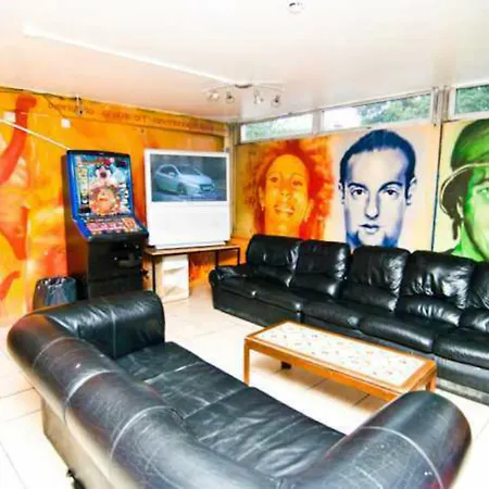 Kensal Green Backpackers-3