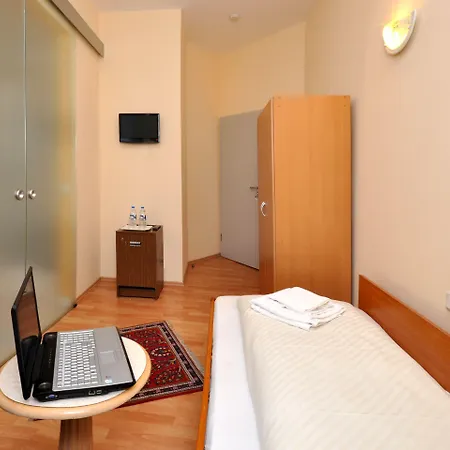Hotel Apadana Frankfurt-3
