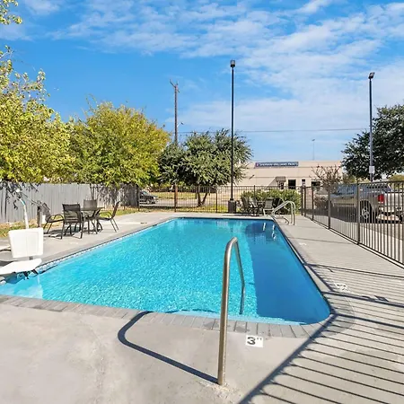 Day Inn By Wyndham San Antonio Downtown-2