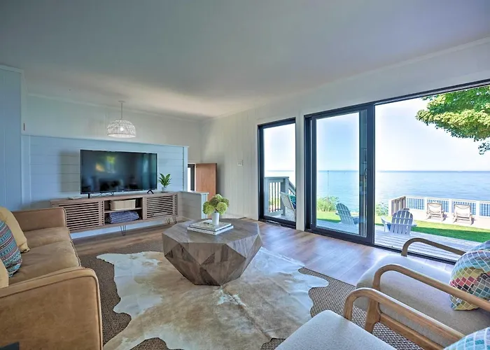 Modern Lake Michigan Home With 3 Lakefront Decks!