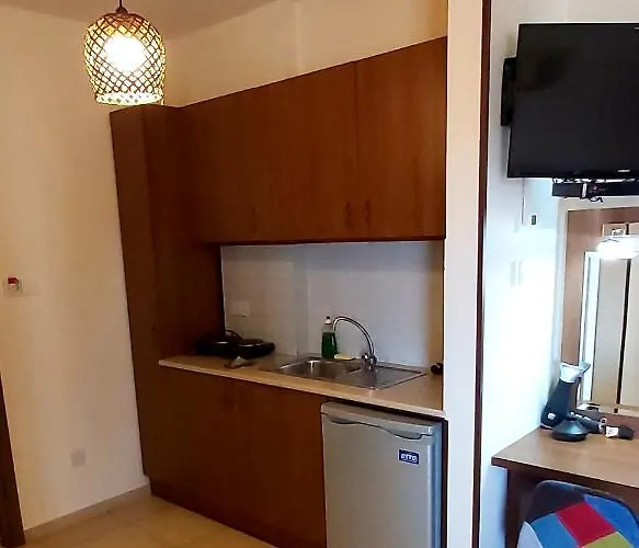 Lakis Court
