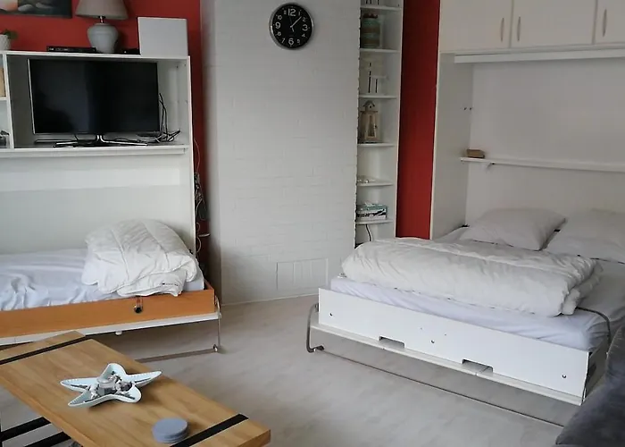 Studio Raversijde With Sea View