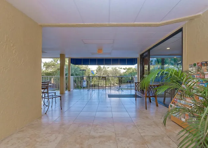 412-Amazing Views, Waterfront, Wifi, Pool, Close To Bucs Stadium