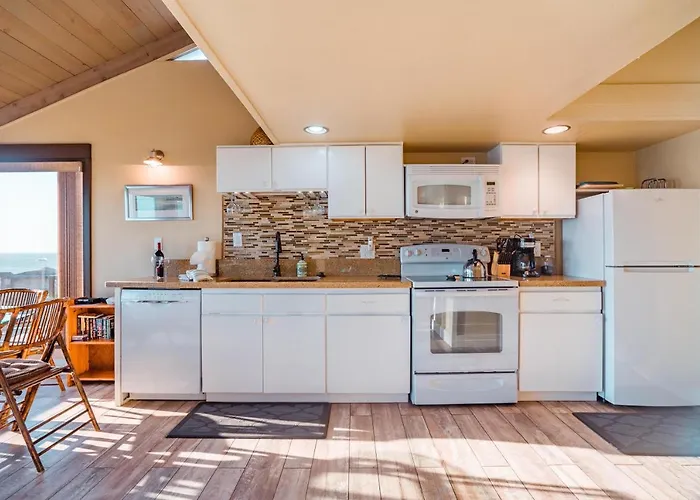 Seamist Beach Cottage, Private Beach & Ocean Views