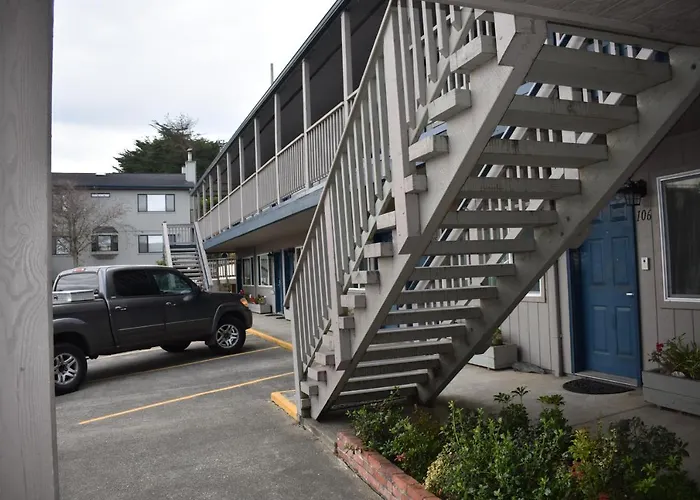 Lighthouse Cove Inn