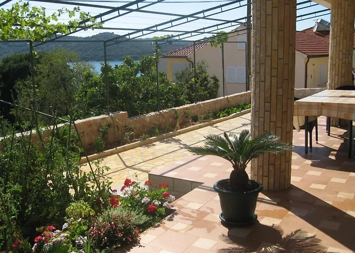 Apartments Hari Tisno