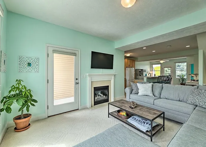 Bright Manistee Condo W/ Beach + Pool Access!