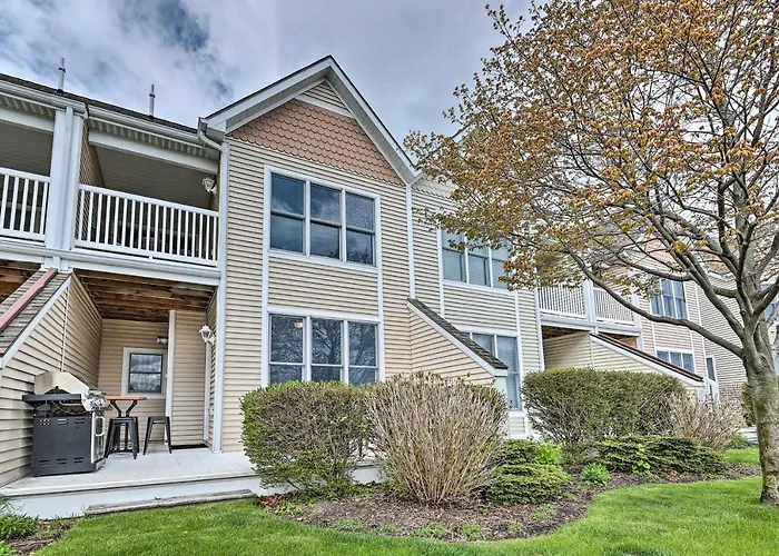 Bright Manistee Condo W/ Beach + Pool Access!