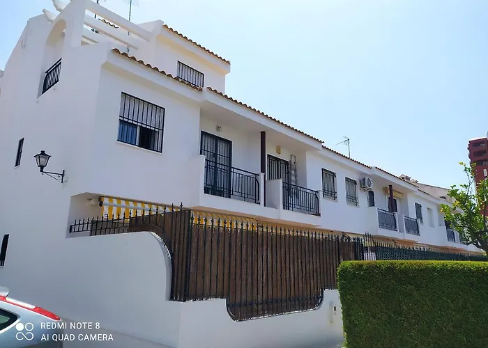 Gran adosado de esquina muy cerca de la playa en la Antilla