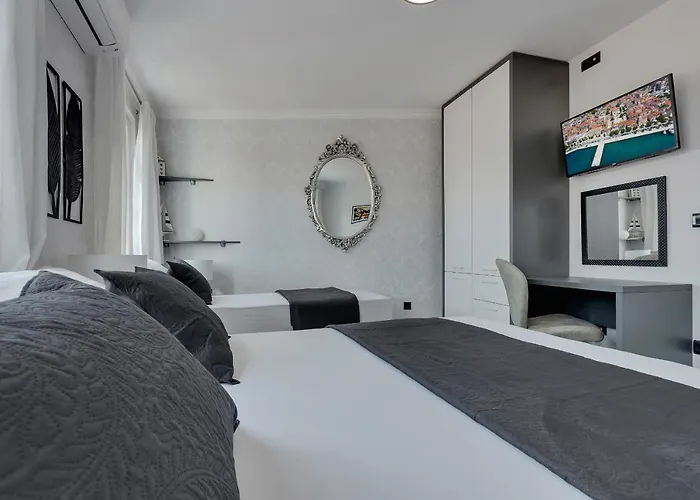 Exclusive Center Apartment