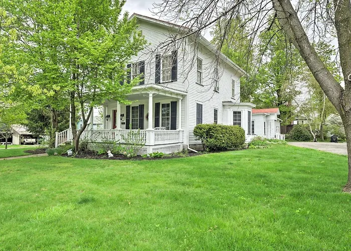 Romantic Apt Near Wineries, Golf & Lake Erie!