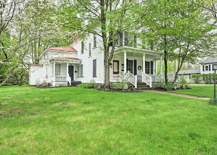 Romantic Apt Near Wineries, Golf & Lake Erie!