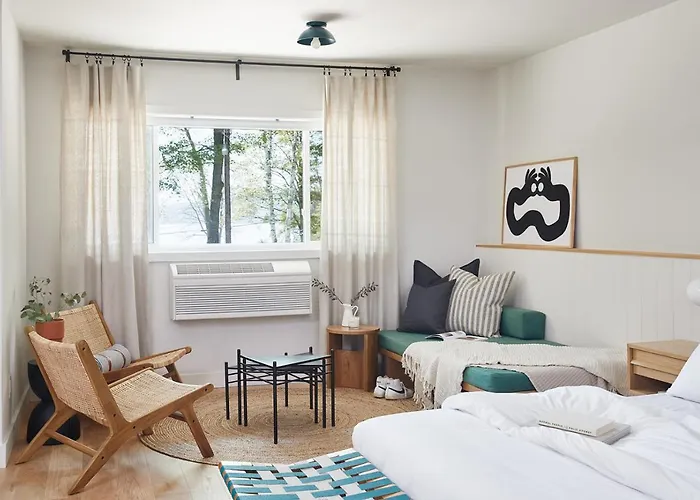 Somewhere Inn Calabogie Boutique Hotel