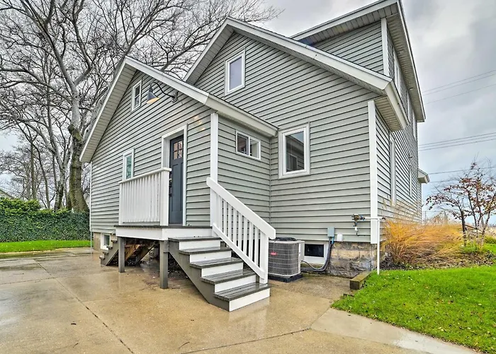Chic Manistee Cottage: Steps To Lake Michigan!