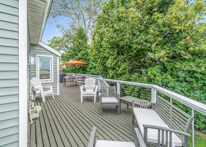 Chic Manistee Cottage: Steps To Lake Michigan!