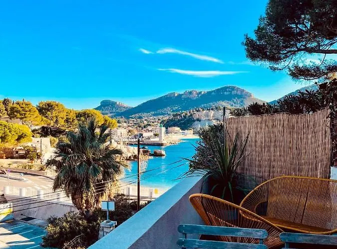 AU BORD DE L'EAU Studio climatisé avec Terrasse et vue mer à 40m de la plage