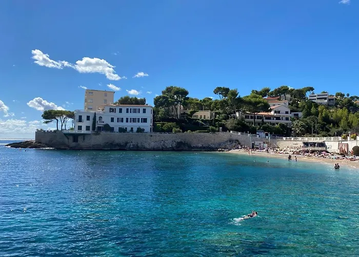 AU BORD DE L'EAU Studio climatisé avec Terrasse et vue mer à 40m de la plage