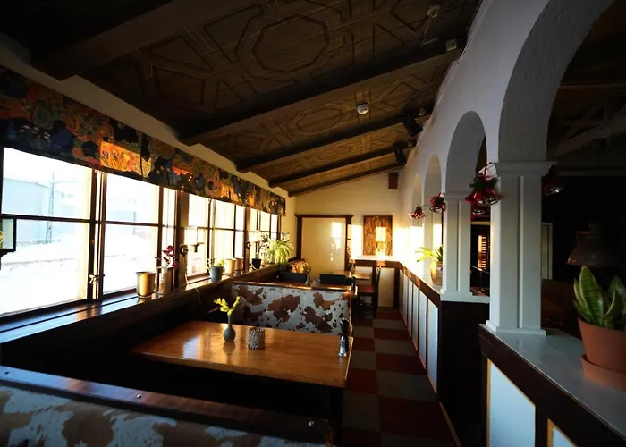 Le Ski Lodge & Steakhouse