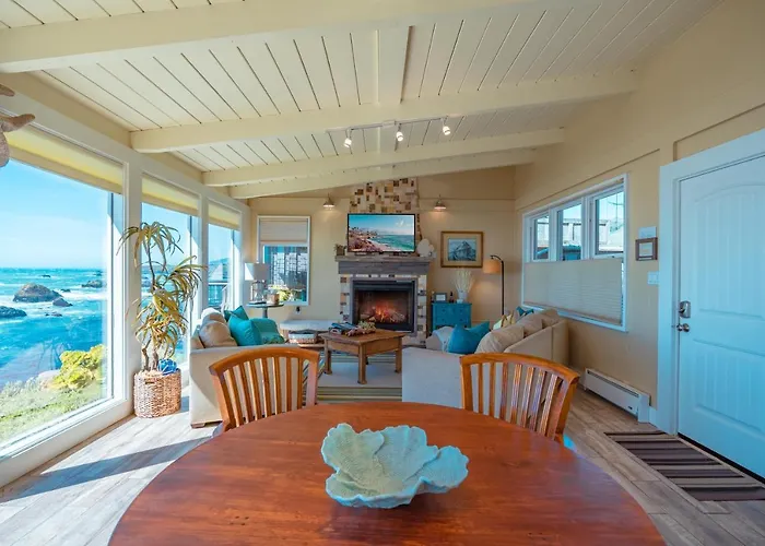 Surfscape Beach House, Private Beach & Ocean Views