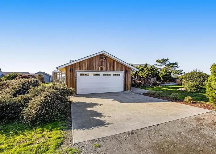 Stylish House With Ocean Views Hot Tub Game Room