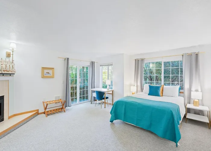 Cannon Beach Retreat: Oceanfront Suites with Fireplaces