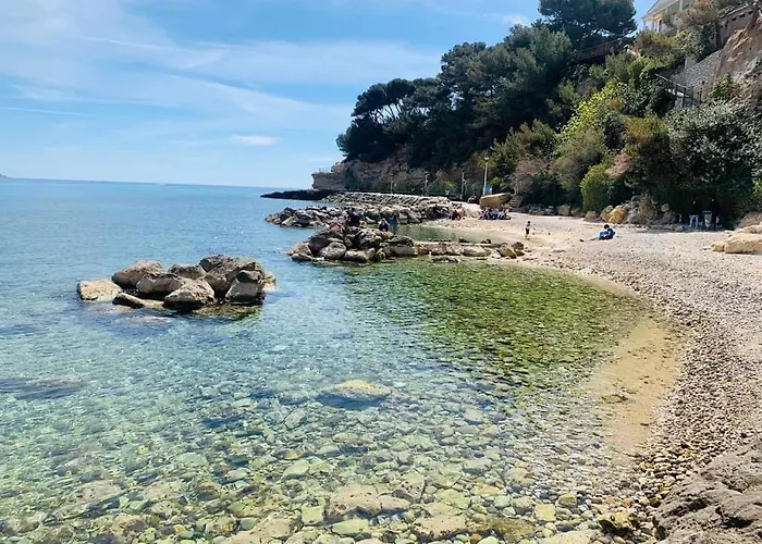 200m de la plage ,3mn du port à 50m du centre ville
