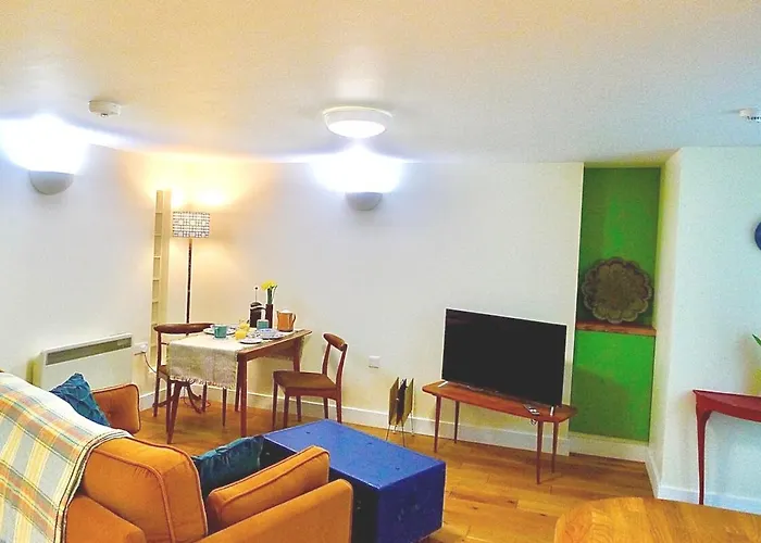 “Dragons Den” Centrally Located Modern Apartment