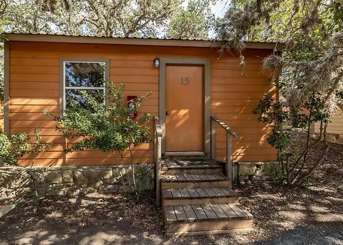 The Historic Leakey Inn