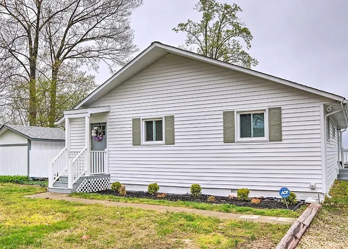 Waterfront Cottage W/ Private Beach + Deck!
