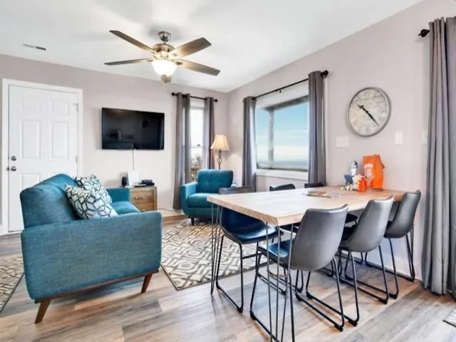 Sea Haven: Oceanfront Family Retreat with Private Deck