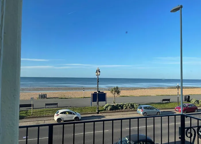 Seaview Flat With Balcony, Spacious 2 Bedroom