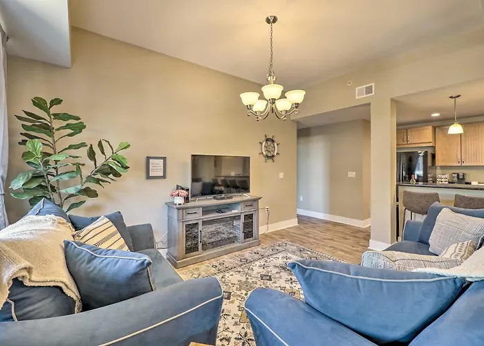 Grand Haven Condo - Walk To Nearby Hot Spots!