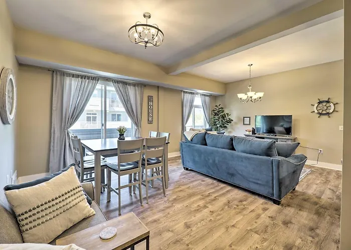 Grand Haven Condo - Walk To Nearby Hot Spots!