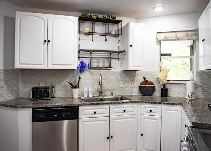 Lux 3 Bedroom Townhouse 1 Block From The Beach