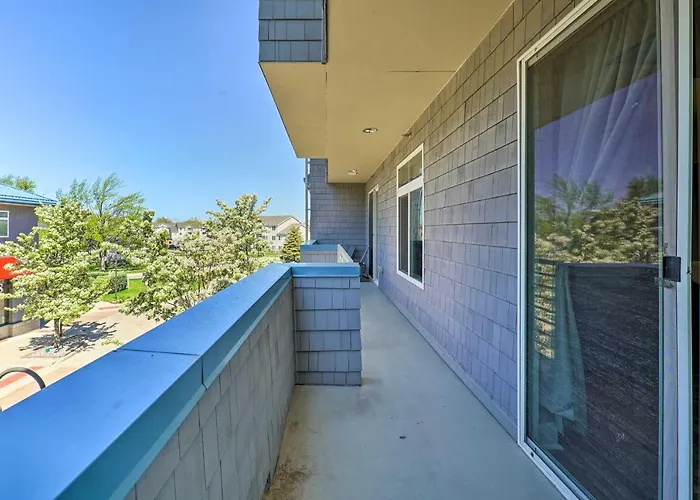Grand Haven Condo - Walk To Nearby Hot Spots!